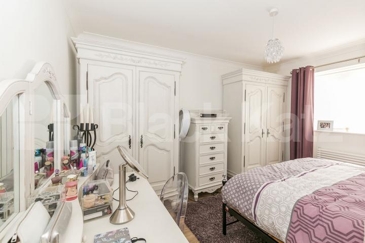 Stunning ground floor 2 bedroom property to rent with driveway for 2 cars Uplands Park Road, Enfield 